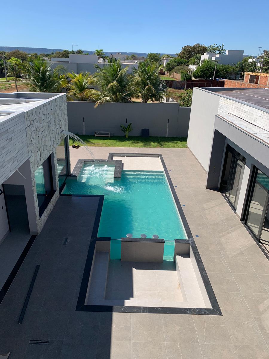 Piscina com design moderno entre construções - projeto Emporium em Palmas